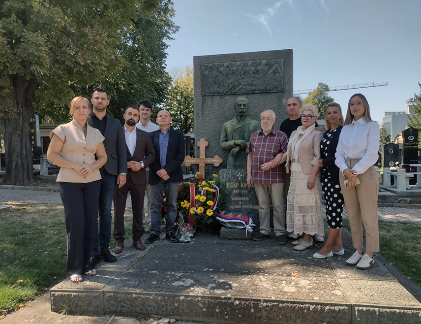 БЕОГРАД, 28. АВГУСТА /СРНА/ - Манифестација "Кочићев дан у Београду", која се традиционално организује као дио "Кочићевог збора", почела је данас полагањем цвијећа и прислуживањем свијећа на гробу Петра Кочића у Алеји великана на београдском Новом гробљу.