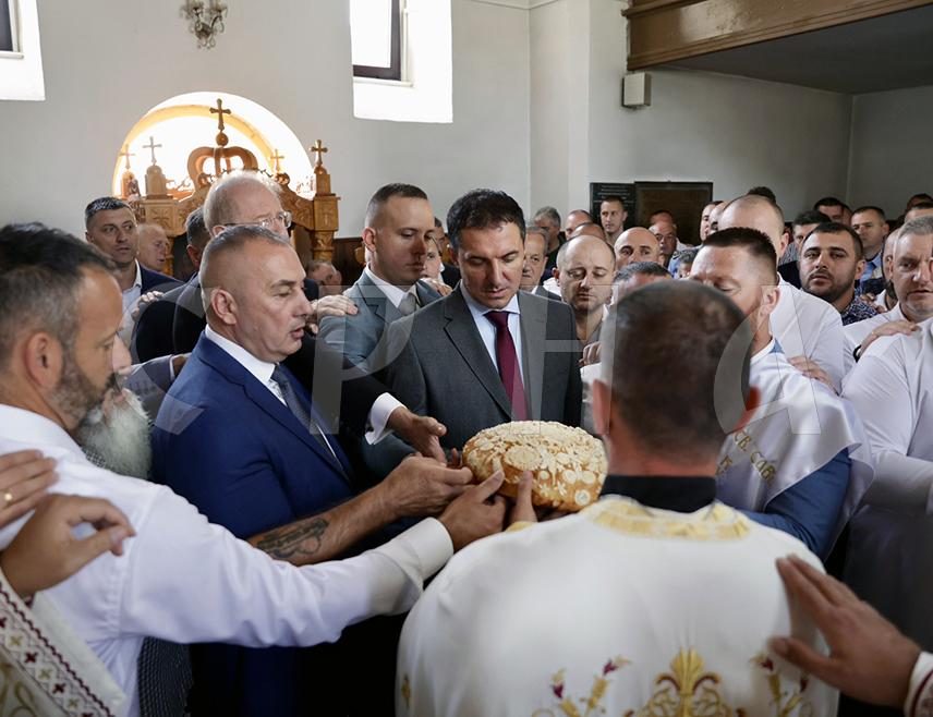 ПАЛЕ, 28. АВГУСТА /СРНА/ - Општина Пале обиљежила је Дан општине и крсну славу – Успење Пресвете Богородице, а тим поводом служена је литургија у храму посвећеном овом празнику.