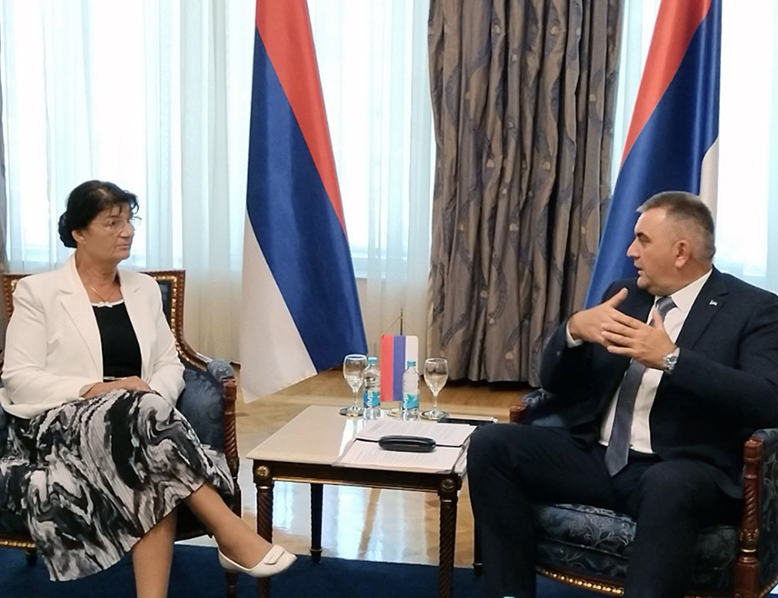 БАЊАЛУКА, 28. АВГУСТА /СРНА/ - Мандатар за састав нове Владе Републике Српске Саво Минић разговара у Бањалуци са представницима Удружења жена жртава рата.