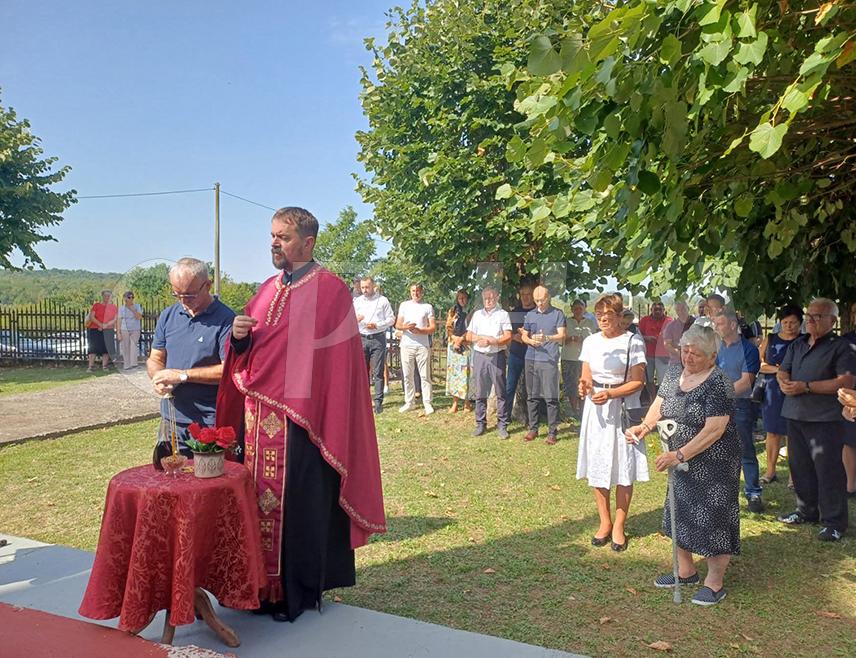БРОД, 28. АВГУСТА /СРНА/ - У бродском насељу Мала Брусница данас је служен помен за осам погинулих бораца Војске Републике Српске из овог мјеста, а у храму посвећеном Успењу Пресвете Богородице прослављена је Велика Госпојина, која је и слава села.
