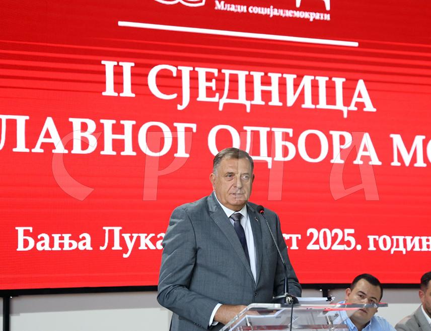 БАЊАЛУКА, 28. АВГУСТА /СРНА/ - Предсједник Републике Српске Милорад Додик поручио је да се Срби боре за слободу, да Република Српска није сепаратистичка структура, те је позвао грађане да изађу на референдум и одлучно кажу НЕ Кристијану Шмиту, несутавном Суду БиХ и Централној изборној комисији БиХ.