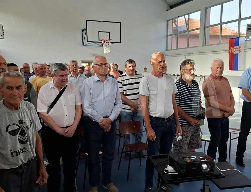 КРУПА НА УНИ, 29. АВГУСTА /СРНА/ - Предсједник Општинског одбора СДС-а у Крупи на Уни у ратном и поратном периоду Бранко Рађеновић изјавио је да очекује да ће у септембру Скупштина СДС-а на демократски начин изабрати предсједника партије и да ће почети нова организација странке.