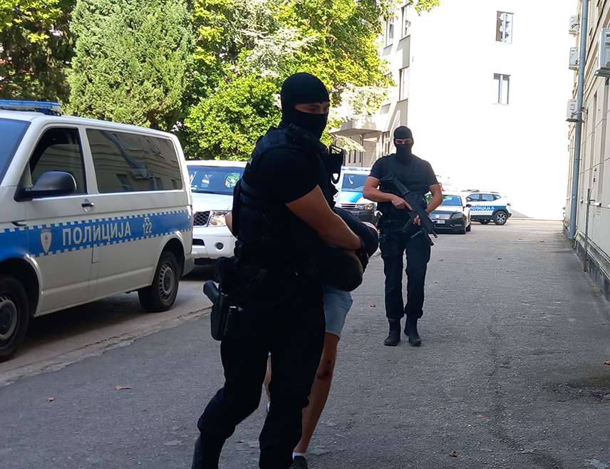 TРЕБИЊЕ, 29. АВГУСТА /СРНА/ - Четири лица осумњичена за неовлаштену производњу и промет дроге, која су ухапшена јутрос у мјесту Риља код Невесиња, спроведена су данас у просторије Полицијске управе Tребиње, јавља дописник Срне са лица мјеста.