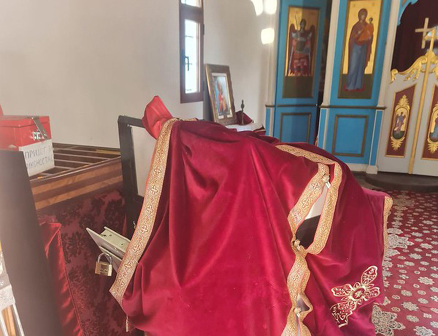 ПОДГОРИЦА, 29. АВГУСТА /СРНА/ - Црква Светог архангела Михаила на гробљу Гвозден Бријег у Бару обијена је трећи пут ове године, саопштила је Митрополија црногорско-приморска.