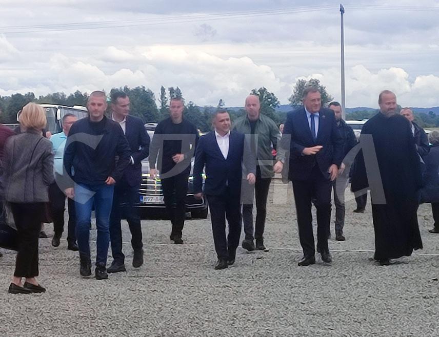 ГРАДИШКА, 31. АВГУСТА /СРНА/ - Предсједник Републике Српске Милорад Додик стигао је у манастир Карановац у Кијевци код Градишке, гдје присуствује освештању Храма Успења Пресвете Богородице.