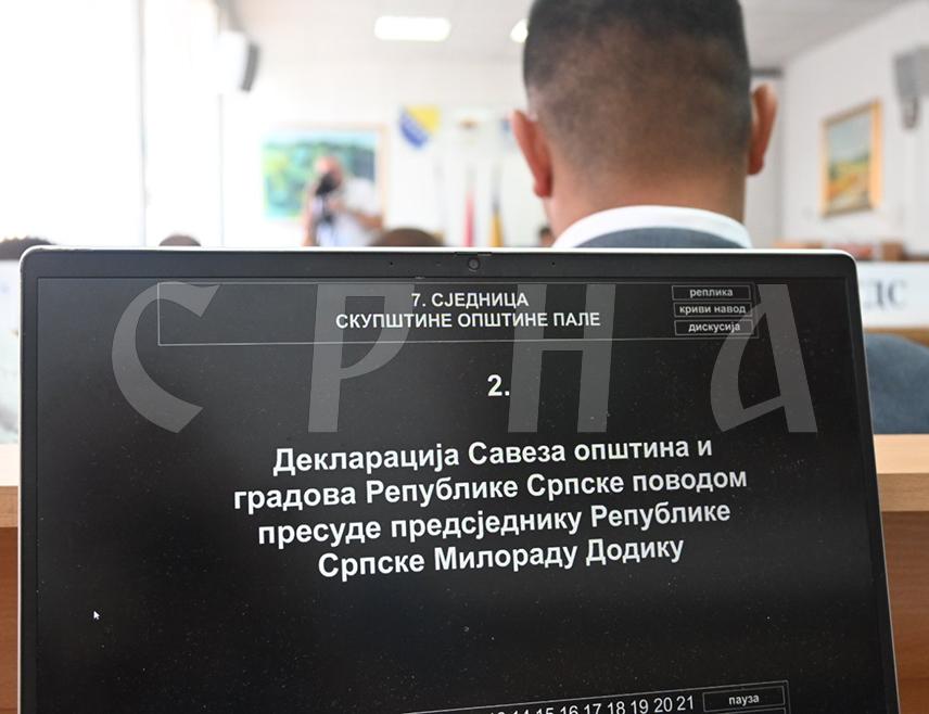 ПАЛЕ, 1. СЕПТЕМБРА /СРНА/ - Одборници Скупштине општине Пале усвојили су данас закључак којим је прихваћена Декларација Савеза општина и градова Републике Српске којом се одбацује политички мотивисана пресуда изреченој предсједнику Српске Милораду Додику.