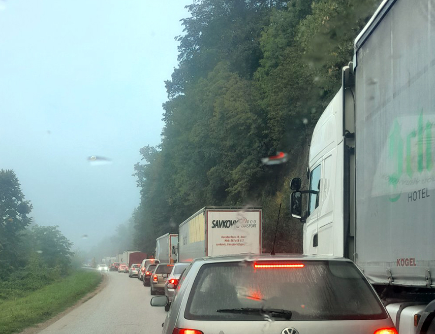 БАЊАЛУКА, 1. СЕПТЕМБРА /СРНА/ - На подручју Бањалуке, Лакташа, Прњавора, Добоја и Челинца отежано се вози због протеста превозника у БиХ, речено је Срни у Ауто-мото савезу /АМС/ Републике Српске.