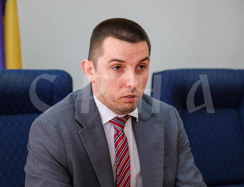 БАЊАЛУКА, 1. СЕПТЕМБРА /СРНА/ - Министар трговине и туризма Републике Српске Денис Шулић изјавио је да ће Српска инсистирати на томе да се пронађу рјешења да се заштите превозници из Српске, а тиме и из Федерације БиХ, те истакао да се на примјеру данашњих блокада види да у Савјету министара у име политичког Сарајева сједе људи којима није циљ да заштите привреднике, већ да слијепо слушају поједине амбасаде.