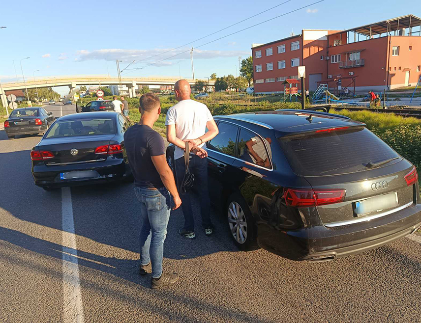 ПРИЈЕДОР, 1. СЕПТЕМБРА /СРНА/ - Полиција је у Приједору заплијенила 10 килограма кокаина у акцији "Ла коста" и ухапсила Ж. Л. из Србије у чијем је "аудију" пронађена дрога, изјавио је данас начелник Полицијске управе Приједор Драган Милојица.