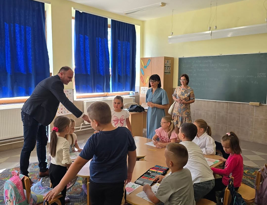 ЗВОРНИК, 1. СЕПТЕМБРА /СРНА/ - Вртић "Наша радост" из Зворника реализује програм припреме за дјецу у години пред полазак у школу, намијењен малишанима рођеним 2020. године који до сада нису похађали ниједан облик институционалног предшколског васпитања и образовања, саопштено је данас из Градске управе.