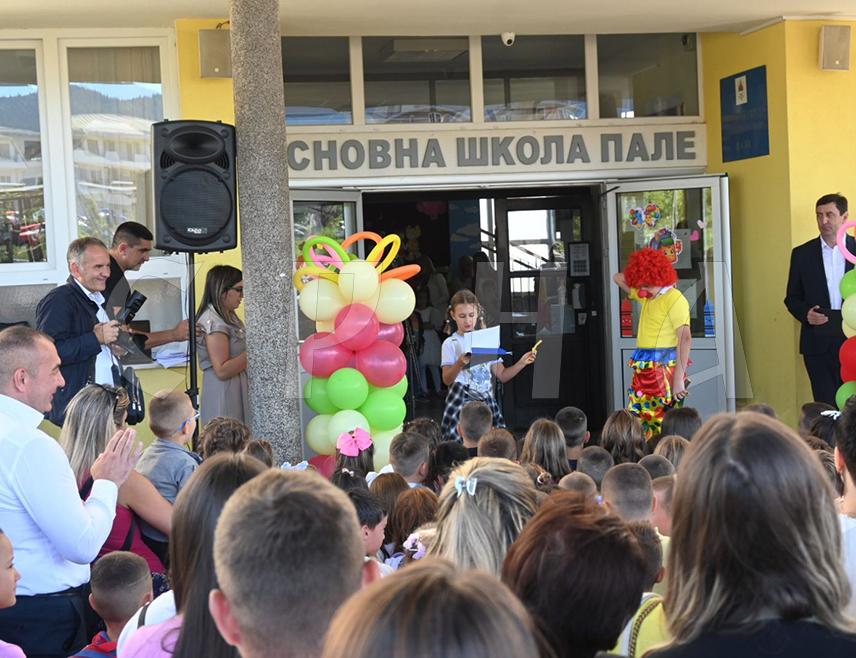 ПАЛЕ, 1. СЕПТЕМБРА /СРНА/ - Званичници општине Пале и града Источно Сарајево посјетили су данас, поводом почетка нове школске године, све три основне школе на подручју Пала и за 184 првачића уручили пригодне поклоне.