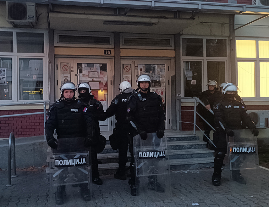БЕОГРАД, 1. СЕПТЕМБРА /СРНА/ - Један полицајац је повријеђен у нередима испред зграде ДИФ-а у Новом Саду приликом покушаја окупљених да уђу у просторије факултета, а три особе су ухапшене, саопштио је МУП Србије.