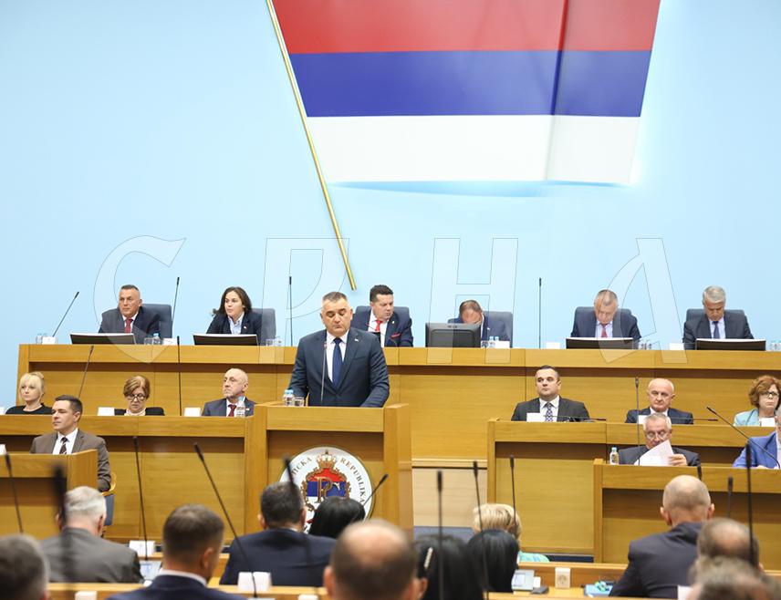 БАЊАЛУКА, 2. СЕПТЕМБРА /СРНА/ - Мандатар за састав нове Владе Републике Српске Саво Минић истакао је да "морамо бити свјесни чињенице да се 30 година системски уништава Дејтонски споразум кроз одлуке високих представника, интервенције дијела међународне заједнице и путем одлука Уставног суда БиХ".