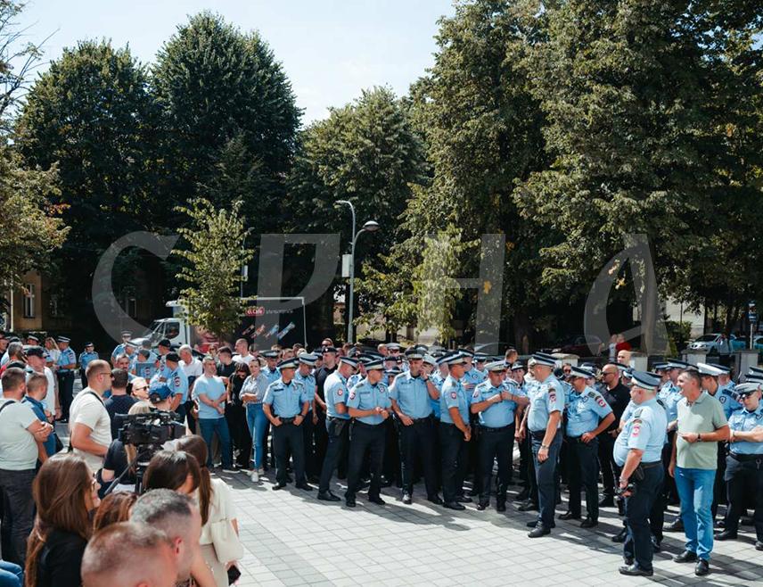 БАЊАЛУКА, 2. СЕПТЕМБРА /СРНА/ - Начелник Одјељења за општи криминалитет Полицијске управе Бањалука Синиша Којдић позвао је данас грађане у Републици Српској да подрже полицију и да заједно, са правосудним институцијама, раде на повећању нивоа безбједности.
