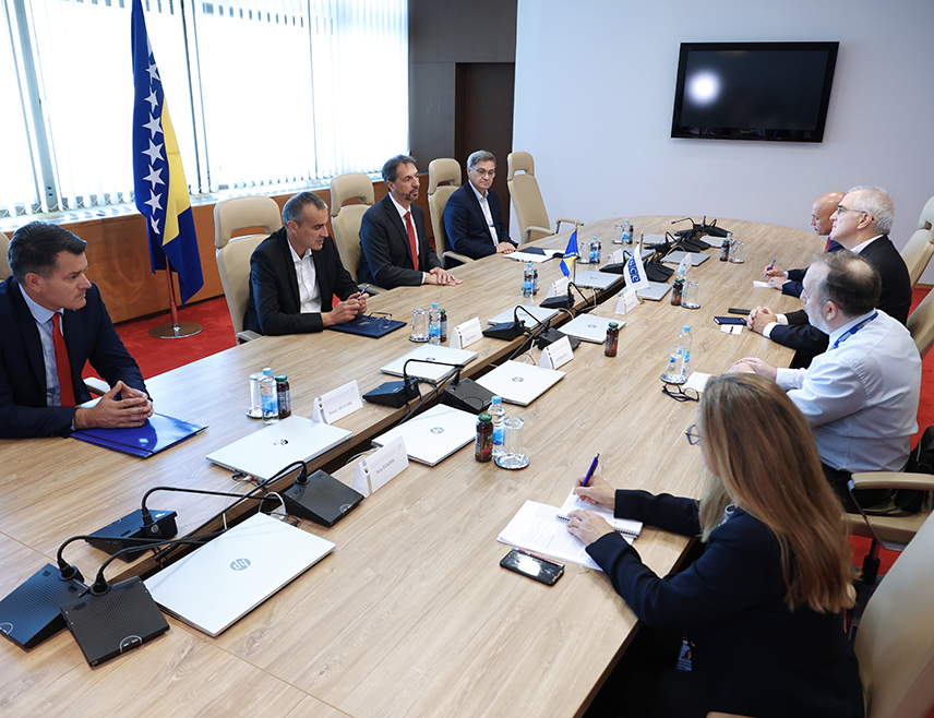 САРАЈЕВО, 2. СЕПТЕМБРА /СРНА/ - Чланови Колегијума Представничког дома Парламентарне скупштине БиХ разговарали су данас са новоименованим шефом Мисије ОЕБС-а у БиХ Ричардом Холцаплом који је нагласио да је примарни задатак Мисије у БиХ јачање рада институција и да ће то остати у фокусу и у будућности.