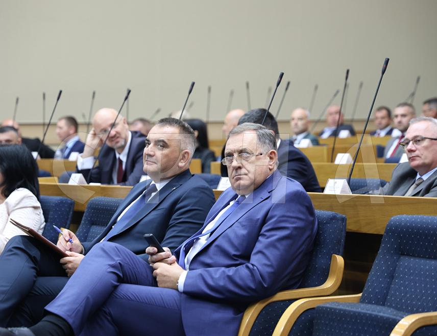 БАЊАЛУКА, 2. СЕПТЕМБРА /СРНА/ - Новоизабрани предсједник Владе Републике Српске Саво Минић захвалио је предсједнику Републике Српске Милораду Додику на приједлогу и народним посланицима за указано повјерење.