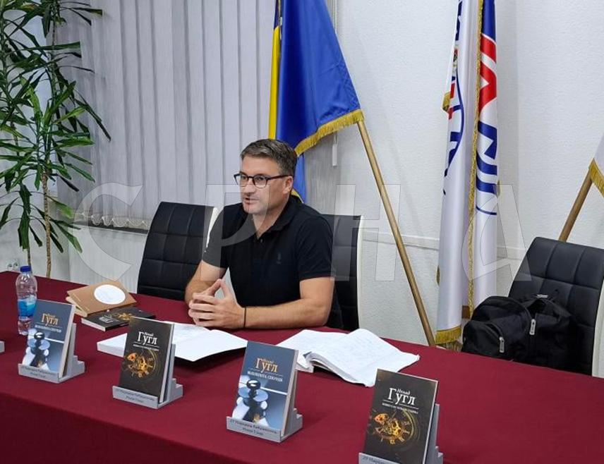 НОВИ ГРАД, 4. СЕПТЕМБРА /СРНА/ - У организацији Народне библиотеке "Младен Ољача" вечерас је у Новом Граду одржано књижевно вече са Ненадом Гуглом, професором српског језика, књижевником, предавачем и мотивационим говорником.