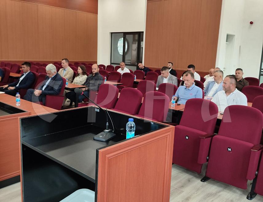 БРАТУНАЦ, 5. СЕПТЕМБРА /СРНА/- На ванредној сједници Скупштине општине Братунац данас није усвојена Декларација Савеза општина и градова Републике Српске којом се одбације пресуда предсједнику Српске Милораду Додику.