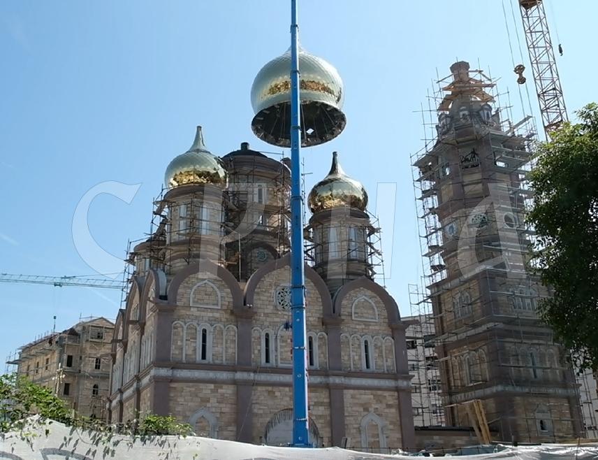 БАЊАЛУКА, 5. СЕПТЕМБРА /СРНА/ - На Српско-руски храм у Бањалуци данас су постављене куполе, а ријеч је импозантној грађевини, створеној у симболичном руском архитектонском стилу.