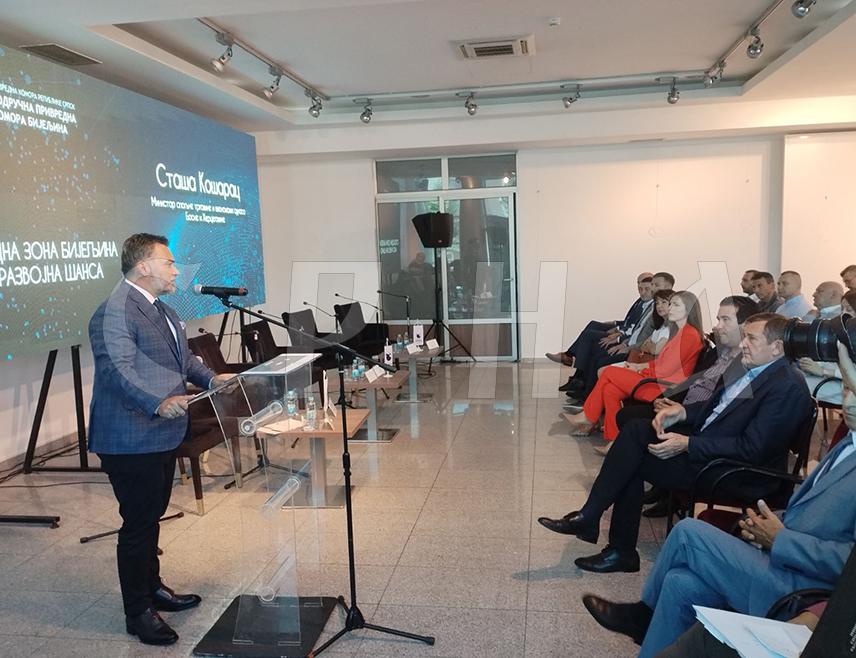 БИЈЕЉИНА, 5. СЕПТЕМБРА /СРНА/ - Министар привреде и предузетништва Републике Српске Војин Митровић и министар спољне трговине и економских односа у Савјету министара Сташа Кошарац присуствују данас у Бијељини панел-дискусији "Слободна зона у Бијељини као развојна шанса" коју је организовала Подручна привредна комора.