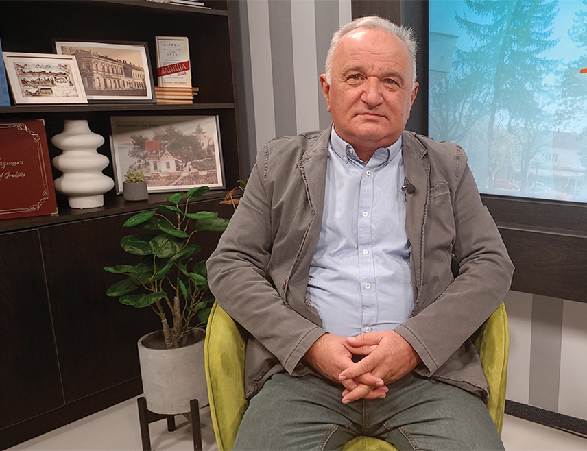ГРАДИШКА, 5. СЕПTЕМБРА /СРНА/ - Предсједник Градске изборне комисије /ГИК/ Градишка Бранислав Радиновић изјавио је Срни да је његов став да треба поштовати одлуке Народне скупштине Републике Српске којим је одбачена могућност одржавања пријевремених предсједничких избора у Српској иако ово тијело још није разматрало одлуку Централне изборне комисије /ЦИК/ БиХ која је ове изборе расписала за 23. новембар.