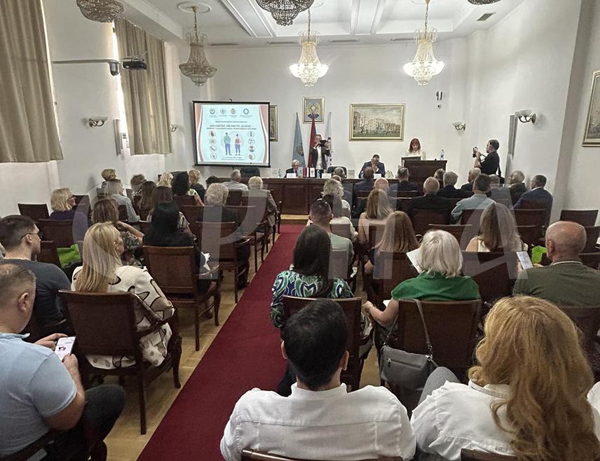 БАЊАЛУКА, 5. СЕПТЕМБРА /СРНА/ - Дијабетес као обољење представља тренутно највећу пријетњу у цивилизацији с обзиром на многобројне компликације и придружене болести, о којима ће бити говора током Међународног симпозијума који се одржава у Академији наука и умјетности Републике Српске /АНУРС/ у Бањалуци.