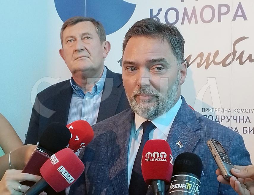 БИЈЕЉИНА, 5. СЕПТЕМБРА СРНА/ - Министар спољне трговине и економских односа у Савјету министара Сташа Кошарац изјавио је данас да Република Српска нема апсолутно никакву потребу да се допадне Сарајеву и да води своју адекватну спољну политику.