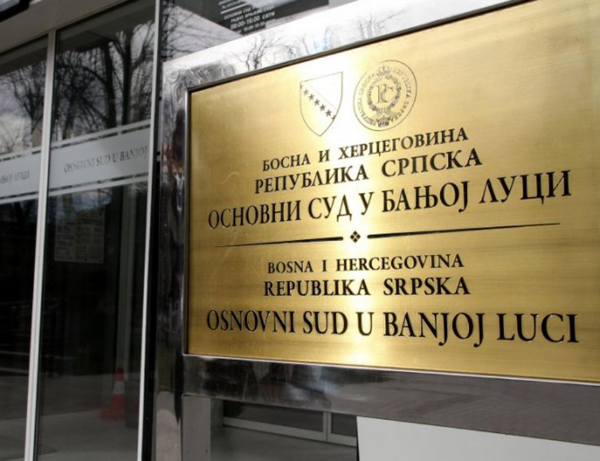БАЊАЛУКА, 5. СЕПТЕМБАР /СРНА/ - Радослав Јовић /48/, осумњичени за напад на полицајце у бањалучком насељу Старчевица, браниће се са слободе, одлучило је кривично вијеће Основног суда у Бањалуци.