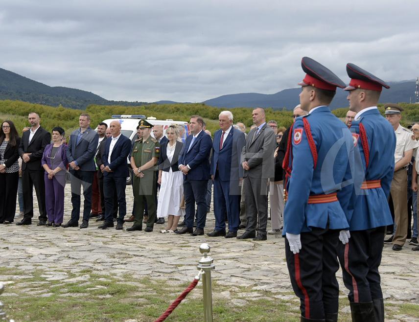 ГАРАВИЦЕ, 6. СЕПТЕМБРА /СРНА/ - У Гаравицама код Бихаћа, једном од највећих стратишта српског народа у НДХ, почело је обиљежавање 84 године од усташког злочина над 12.000 Срба, међу којима је био велики број дјеце.