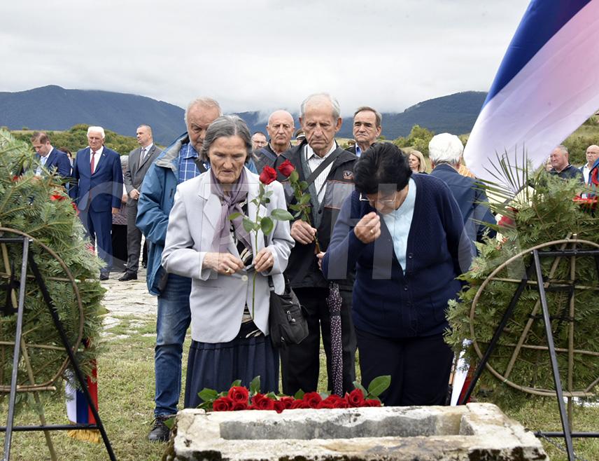 ГАРАВИЦЕ, 6. СЕПТЕМБРА /СРНА/ - Код споменика у Спомен-парку у Гаравицама код Бихаћа данас су положени вијенци и цвијеће поводом 84 године од усташког злочина над 12.000 Срба.