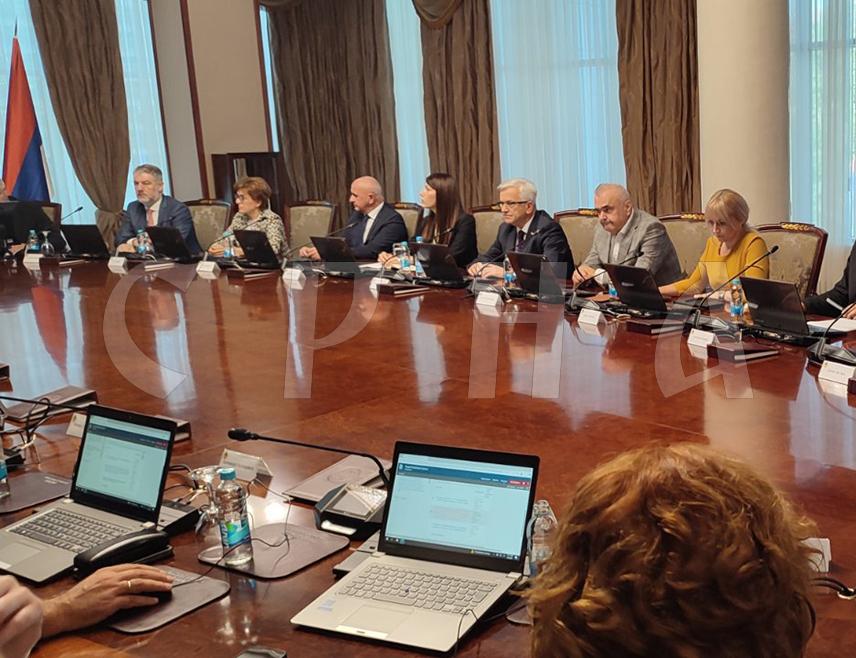 BANJA LUKA, SEPTEMBER 9 /SRNA/ – The handover of duties between the previous and new convocation of the Republika Srpska Government took place today at the constitutive session in Banja Luka.