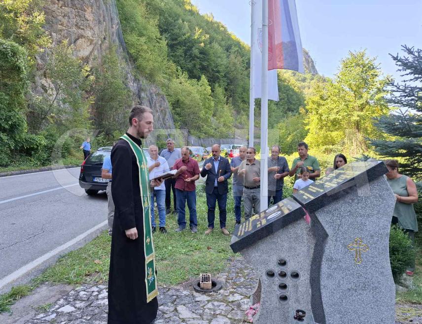 ВИШЕГРАД, 9. СЕПТЕМБРА /СРНА/ - Код спомен-обиљежја у тунелу Бродар, на путу између Вишеграда и Рудог, данас су обиљежене 33 године од страдања осам бораца Војске Републике Српске /ВРС/ и двије медицинске раднице, које су побили припадници такозване Армије БиХ.