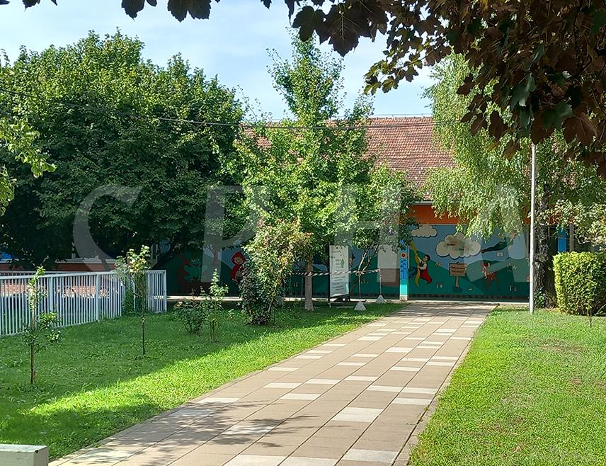 ПРИЈЕДОР, 10. СЕПТЕМБРА /СРНА/ - Приједорски вртић "Радост" упутио је данас ургенцију да се санирају оштећења плафона и због продора воде и да радови буду завршени до 14. септембра како би се омогућио несметан наставак радне године.
