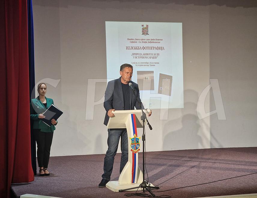 ИСТОЧНО САРАЈЕВО, 9. СЕПТЕМБРА /СРНА/ - У Трнову је вечерас отворена изложба фотографија "Природа, живот и људи у Источном Сарајеву" на којима су приказани свакодневни живот, људи и природне љепоте овог града.