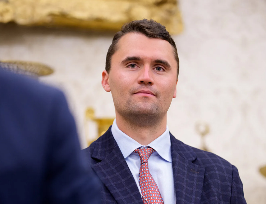 ВАШИНГТОН, 10. СЕПТЕМБРА /СРНА/ - Чарли Кирк, конзервативни коментатор близак америчком предсједнику Доналду Трампу, рањен је у пуцњави на Универзитету Јута Вели.