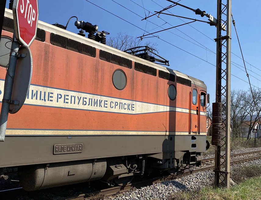 ДОБОЈ, 10. СЕПТЕМБРА /СРНА/ - Путнички воз "Жељезница Републике Српске" ударио је аутомобил на означеном пружном прелазу између Челинца и Јошавке, саопштено је из "Жељезница".