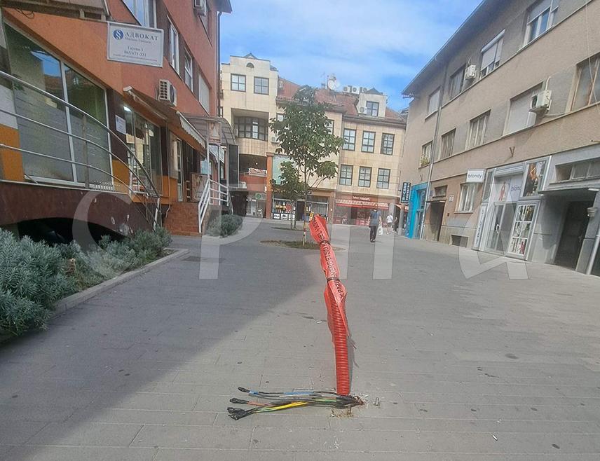 БАЊАЛУКА, 11. СЕПТЕМБРА /СРНА/ - Гајева улица, симбол Бањалуке, у најужем градском језгру, годину дана након реконструкције која је коштала 1,5 милиона КМ, данас се не може похвалити статусом најљепше пјешачке зоне како су то најављивале градске власти.
