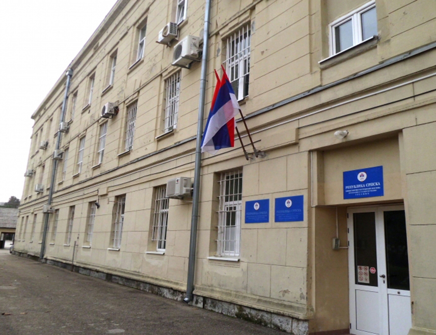 TРЕБИЊЕ, 11. СЕПTЕМБРА /СРНА/ - Завршен је први дио увиђаја након пожара који је у Требињу избио на аутомобилу народног посланика Небојше Вукановића, а слиједи детаљан увиђај на самом возилу које је пребачено испред просторија Полицијске управе.