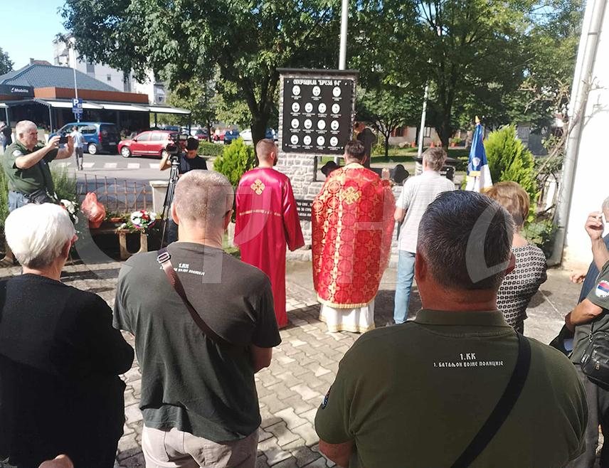 НОВИ ГРАД, 11. СЕПTЕМБРА /СРНА/ - У порти Храма Светих апостола Петра и Павла у Новом Граду данас је служен парастос за 15 припадника Првог батаљона Војне полиције Првог крајишког корпуса Војске Републике Српске који су погинули у акцији "Бреза 94".