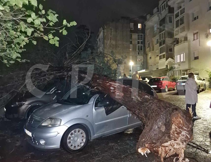 МОСTАР, 11. СЕПTЕМБРА /СРНА/ - У олујном невремену које је синоћ захватило Мостар оштећено је 57 возила, рекла је Срни портпарол Управе полиције МУП-а Херцеговачко-неретванског кантона Илијана Милош.