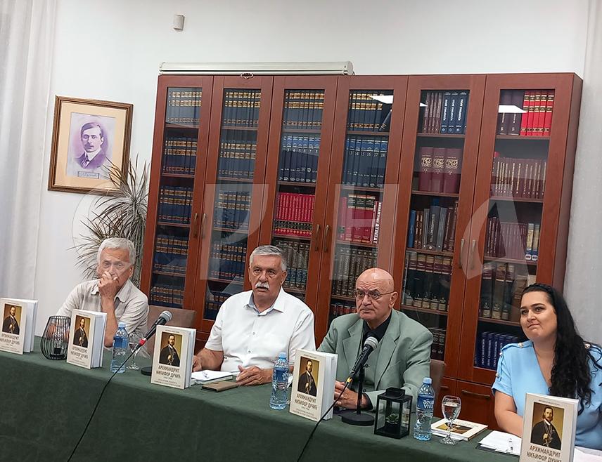 ТРЕБИЊЕ, 11. СЕПТЕМБРА /СРНА/ - У Народној библиотеци у Tребињу вечерас је промовисана књига о архимандриту Нићифору Дучићу, српском духовнику, историчару, ратнику, који је био један од најобразованијих људи 19. вијека.