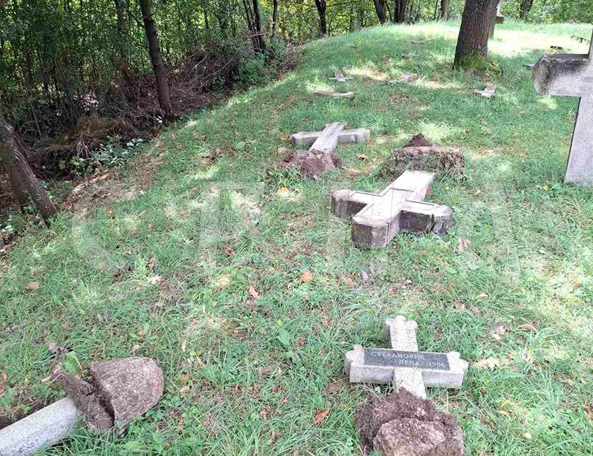 SARAJEVO, SEPTEMBER 12 /SRNA/ - The Inter-Religious Council of BiH assessed that the desecration of tombstones at the Orthodox cemetery in Pečuj near Zenica is an act of vandalism and a deep humiliation for the families whose loved ones are buried there, and called on the competent authorities to urgently identify and punish the perpetrators, thereby sending a message that there is no place in this society for violence, intolerance, and hatred.