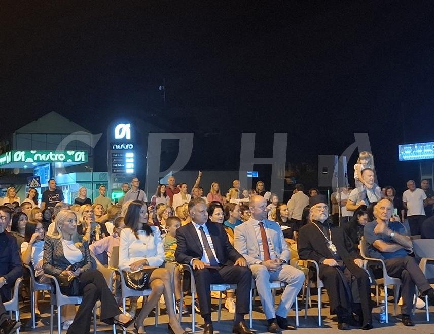 БРОД, 12. СЕПТЕБРА /СРНА/ - Министар просвјете и културе Републике Српске Боривоје Голубовић рекао је вечерас на отварању манифестације "Дани Душка Трифуновића" у Броду да су ријечи овог пјесника обликовале дух једног времена и надахнуле генерације, те да култура траје све док се заједнички његује.