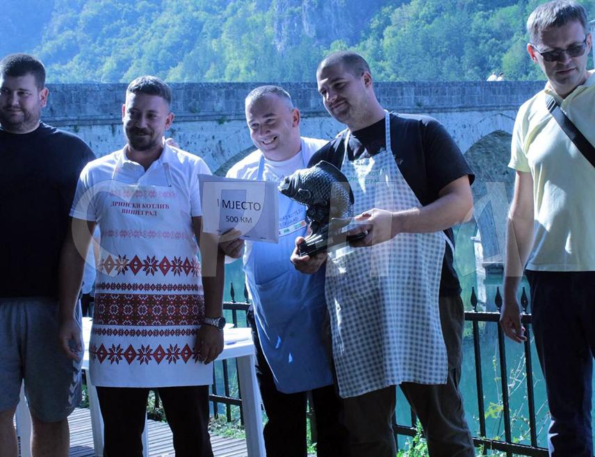 ВИШЕГРАД, 13. СЕПТЕМБРА /СРНА/ – На традиционалној гастро манифестацији "Дрински котлић", одржаној на платоу поред моста Мехмед паше Соколовића, побједнички пехар и награду од 500 КМ за најбољу рибљу чорбу освојила је екипа "Сом", коју чине чланови Риболовачког удружења "Дринска језера" из Вишеграда.