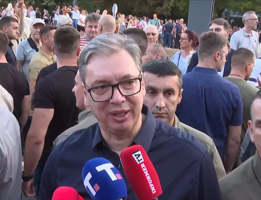 БЕОГРАД, 13. СЕПТЕМБРА /СРНА/ - Предсједник Србије Александар Вучић придружио се вечерас на Бањици мирној шетњи грађана који се противе блокадама.