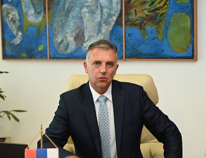 БАЊАЛУКА, 14. СЕПТЕМБРА /СРНА/ - Министар просвјете и културе Републике Српске Боривоје Голубовић рекао је Срни да Међународни сајам књиге у Бањалуци, у организацији дневних новина "Глас Српске", 30 година доприноси да се књизи врати дигнитет који заслужује, а да се у први план ставе ствараоци - писци и издавачи.