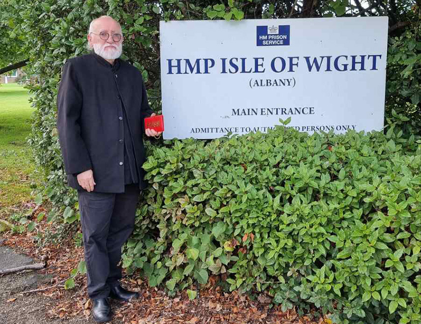 ISLE OF WIGHT, SEPTEMBER 14 /SRNA/ – The official chaplain of the Serbian Orthodox Church, Radmilo Stokić, was not allowed to visit the first President of Republika Srpska, Radovan Karadžić, in the British prison Albany on the Isle of Wight, even though he had been registered on the list of visitors.