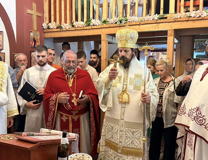 ПОДГОРИЦА, 14. СЕПТЕМБРА /СРНА/ - Његово преосвештенство епископ диоклијски Пајсије служио је литургију у Храму Светог архангела Михаила у подгоричком насељу Дољани, гдје је данас обиљежен и празник Светих новомученика јасеновачких.