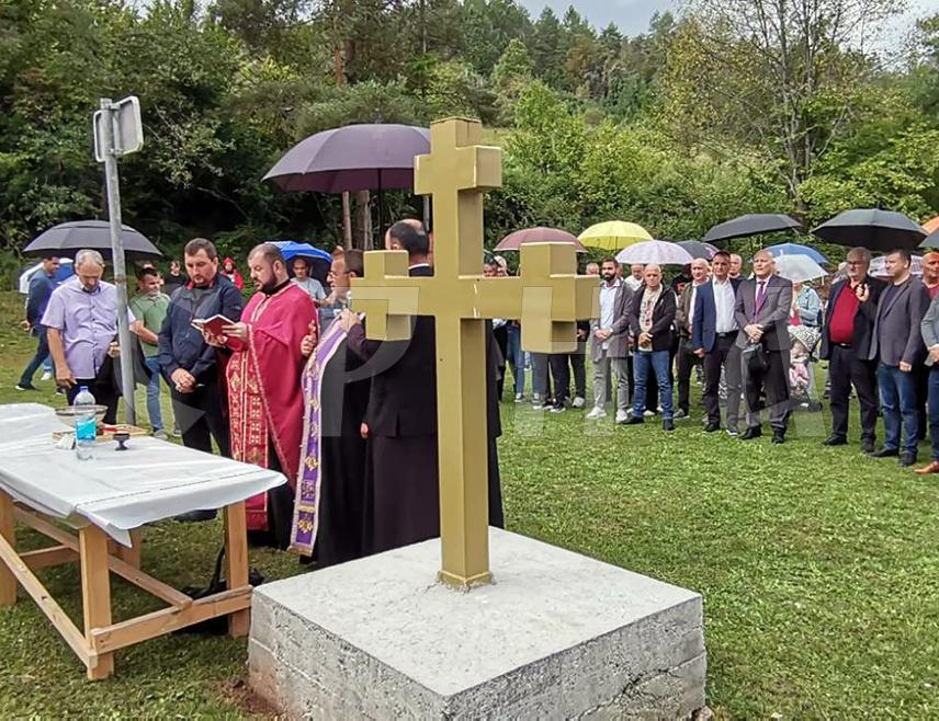 ЛУКАВАЦ, 14. СЕПТЕМБРА /СРНА/ - У Бријесници Горњој код Лукавца одржан је 11. Завичајни сабор Бријесничана и пољска јесења молитва, који су окупили расељене Србе са тог подручја с циљем да обезбиједе услове за одрживи повратак, јер је послије 30 година у селу које је бројало 570 становника, а 1995. године сравњено до темеља, обновљена само пет кућа и то у властитој режији.
