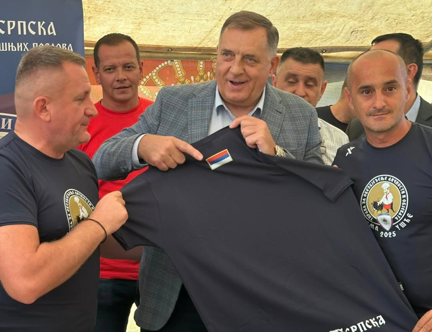 БАЊАЛУКА, 14. СЕПТЕМБРА /СРНА/ - Предсједник Републике Српске Милорад Додик позвао је грађане да сутра, поводом Дана српског јединства, слободе и националне заставе, поносно истакну српске тробојке на своје домове.